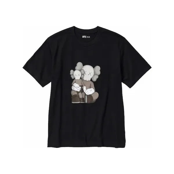 KAWS X Uniqlo UT Short Sleeve Graphic TShirt  Black KAWS X Uniqlo للأطفال UT كم قصير جرافيك أسود