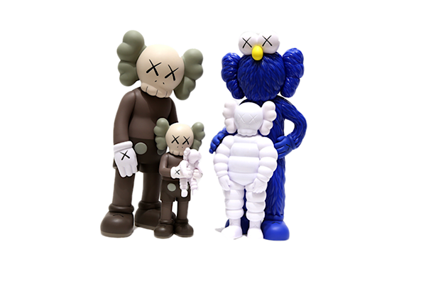 KAWS FAMILY Figures Brown/Blue/White شخصيات عائلة KAWS بني / أزرق / أبيض